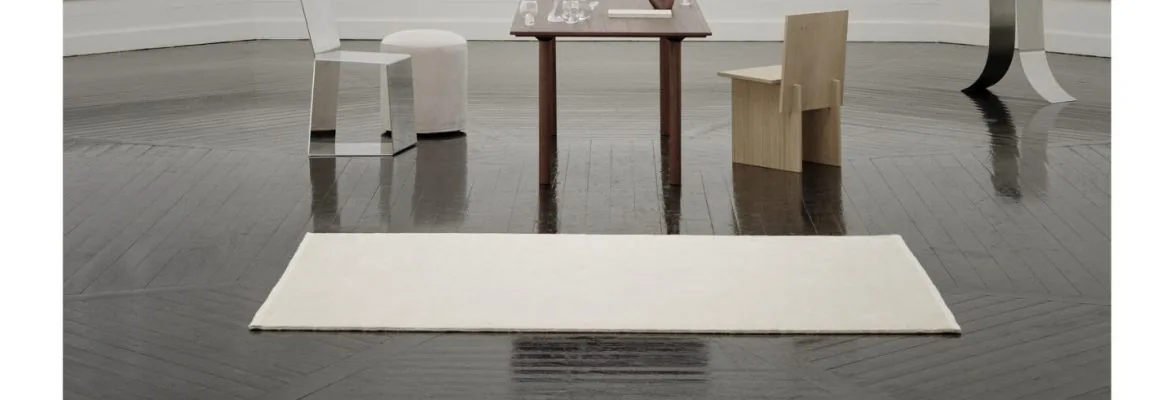 Linie Design Halo Cloud tæppe i beige på marmorgulv