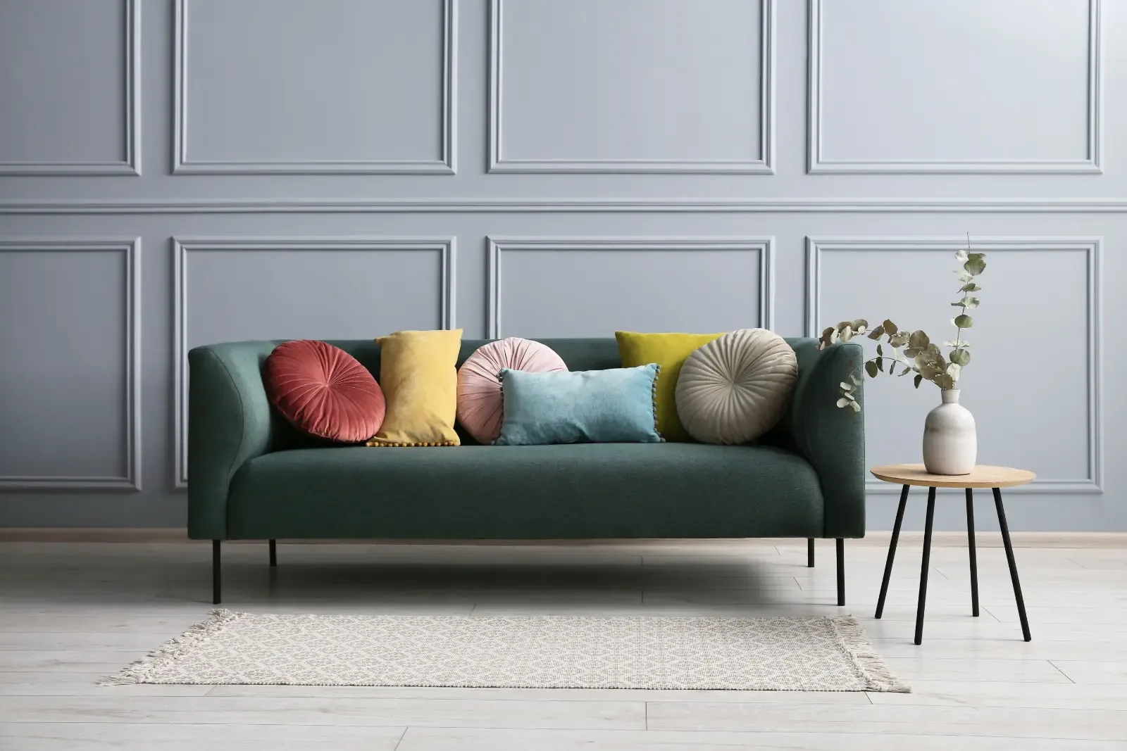 Farverige puder på sofa